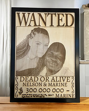 Image gravure en bois couple wanted one piece