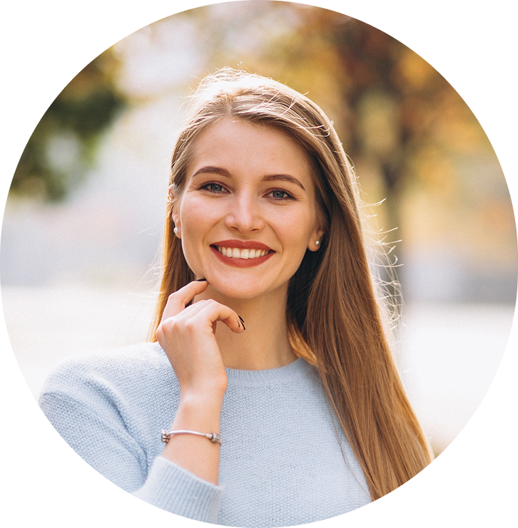 jeune-femme-en-pull-bleu-en-automne-parc 1